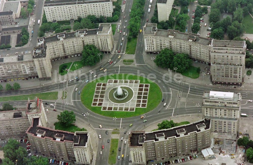 Berlin aus der Vogelperspektive: Platz- Ensemble Strausberger Platz im Ortsteil Friedrichshain in Berlin, Deutschland