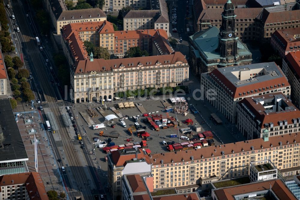 Dresden von oben - Platz- Ensemble des Striezelmarkt am Altmarkt in Dresden im Bundesland Sachsen, Deutschland