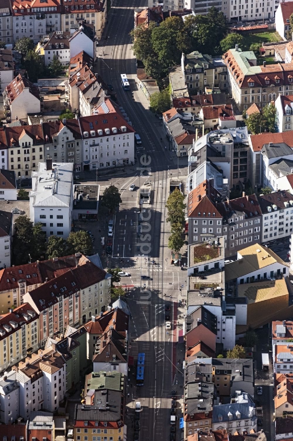 München aus der Vogelperspektive: Platz- Ensemble Tegernseer Platz in München im Bundesland Bayern, Deutschland