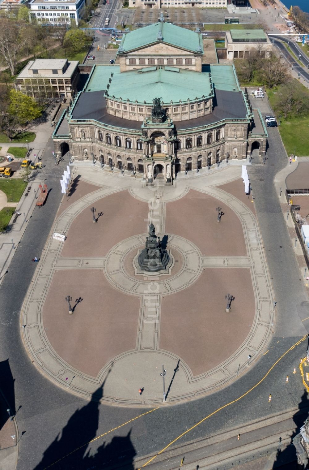 Dresden aus der Vogelperspektive: Platz- Ensemble Theaterplatz in der Altstadt in Dresden im Bundesland Sachsen, Deutschland