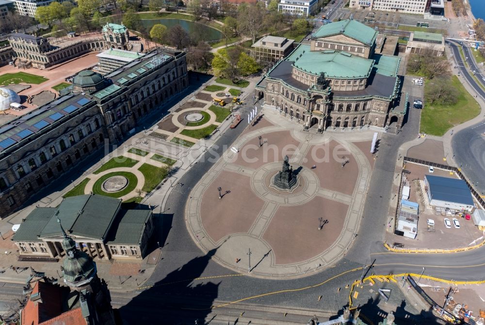 Luftaufnahme Dresden - Platz- Ensemble Theaterplatz in der Altstadt in Dresden im Bundesland Sachsen, Deutschland