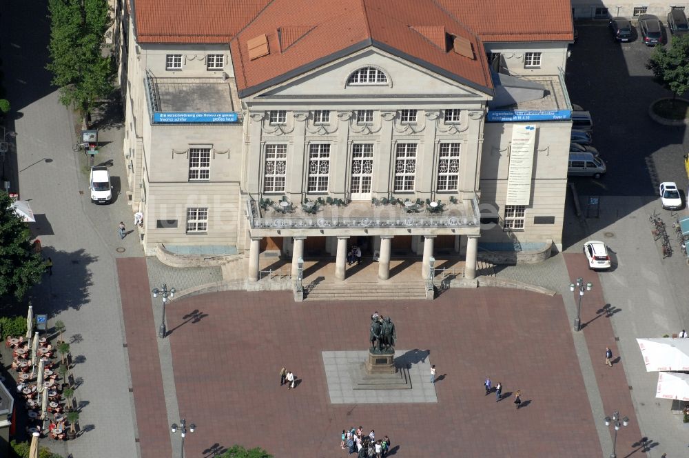 Luftaufnahme Weimar - Platz- Ensemble Theaterplatz mit dem Goethe-Schiller-Denkmal in Weimar im Bundesland Thüringen, Deutschland