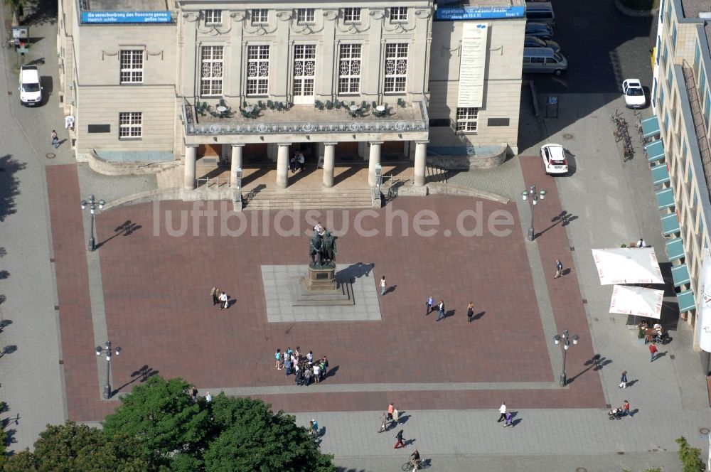 Weimar von oben - Platz- Ensemble Theaterplatz mit dem Goethe-Schiller-Denkmal in Weimar im Bundesland Thüringen, Deutschland