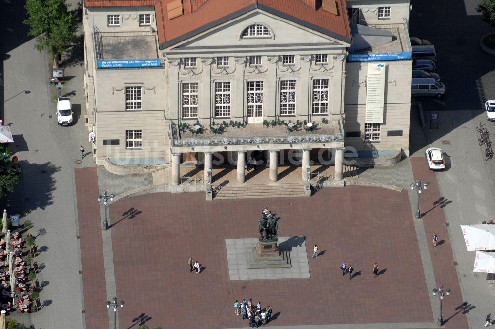 Weimar aus der Vogelperspektive: Platz- Ensemble Theaterplatz mit dem Goethe-Schiller-Denkmal in Weimar im Bundesland Thüringen, Deutschland