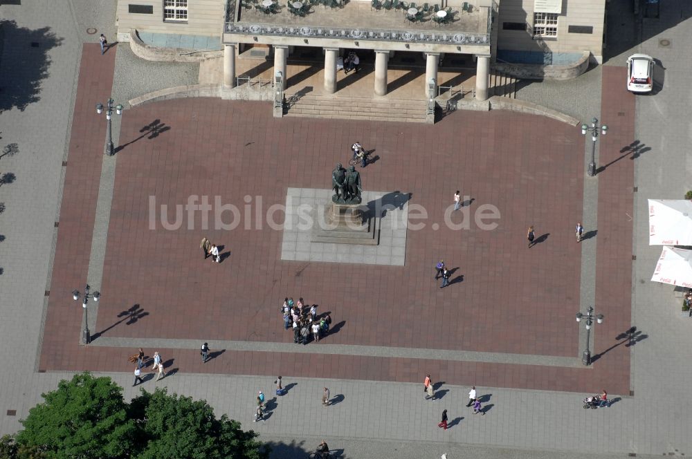 Luftaufnahme Weimar - Platz- Ensemble Theaterplatz mit dem Goethe-Schiller-Denkmal in Weimar im Bundesland Thüringen, Deutschland