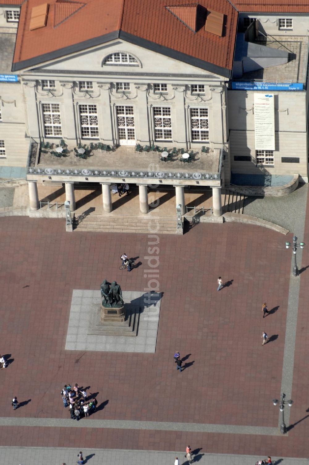 Weimar von oben - Platz- Ensemble Theaterplatz mit dem Goethe-Schiller-Denkmal in Weimar im Bundesland Thüringen, Deutschland