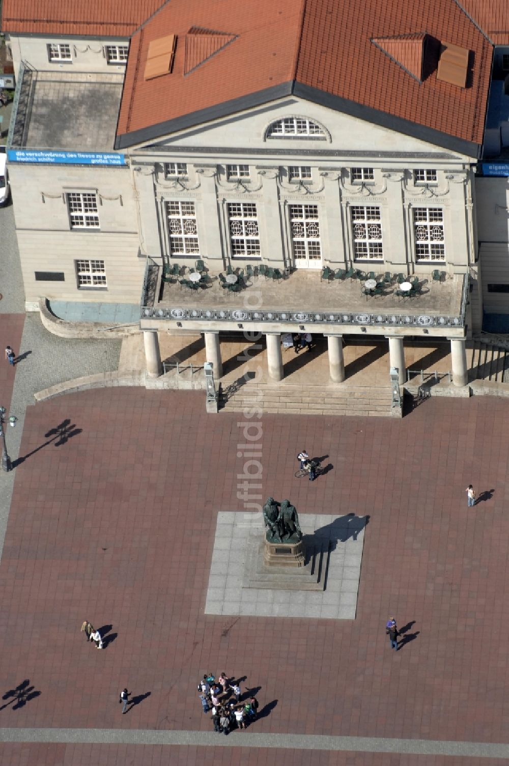 Weimar aus der Vogelperspektive: Platz- Ensemble Theaterplatz mit dem Goethe-Schiller-Denkmal in Weimar im Bundesland Thüringen, Deutschland