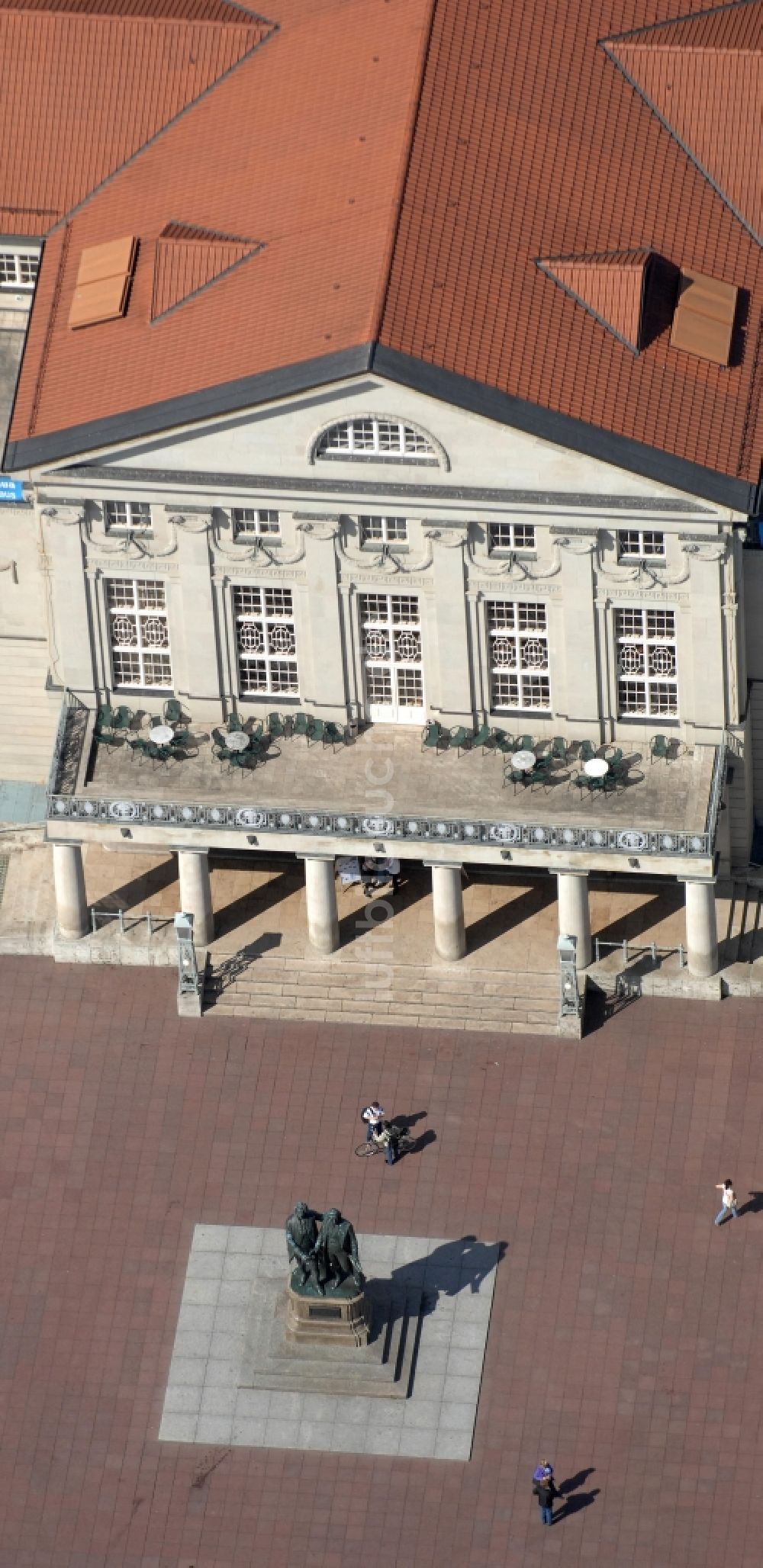 Luftaufnahme Weimar - Platz- Ensemble Theaterplatz mit dem Goethe-Schiller-Denkmal in Weimar im Bundesland Thüringen, Deutschland