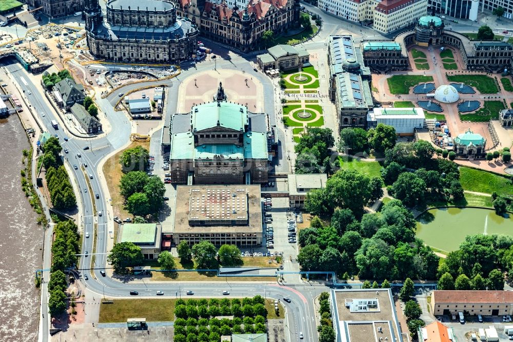 Luftaufnahme Dresden - Platz- Ensemble Theaterplatz Semperoper in der Altstadt in Dresden im Bundesland Sachsen, Deutschland