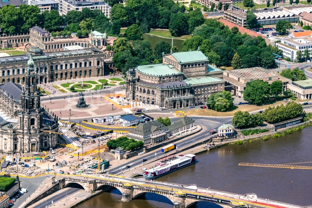 Dresden aus der Vogelperspektive: Platz- Ensemble Theaterplatz Semperoper in der Altstadt in Dresden im Bundesland Sachsen, Deutschland