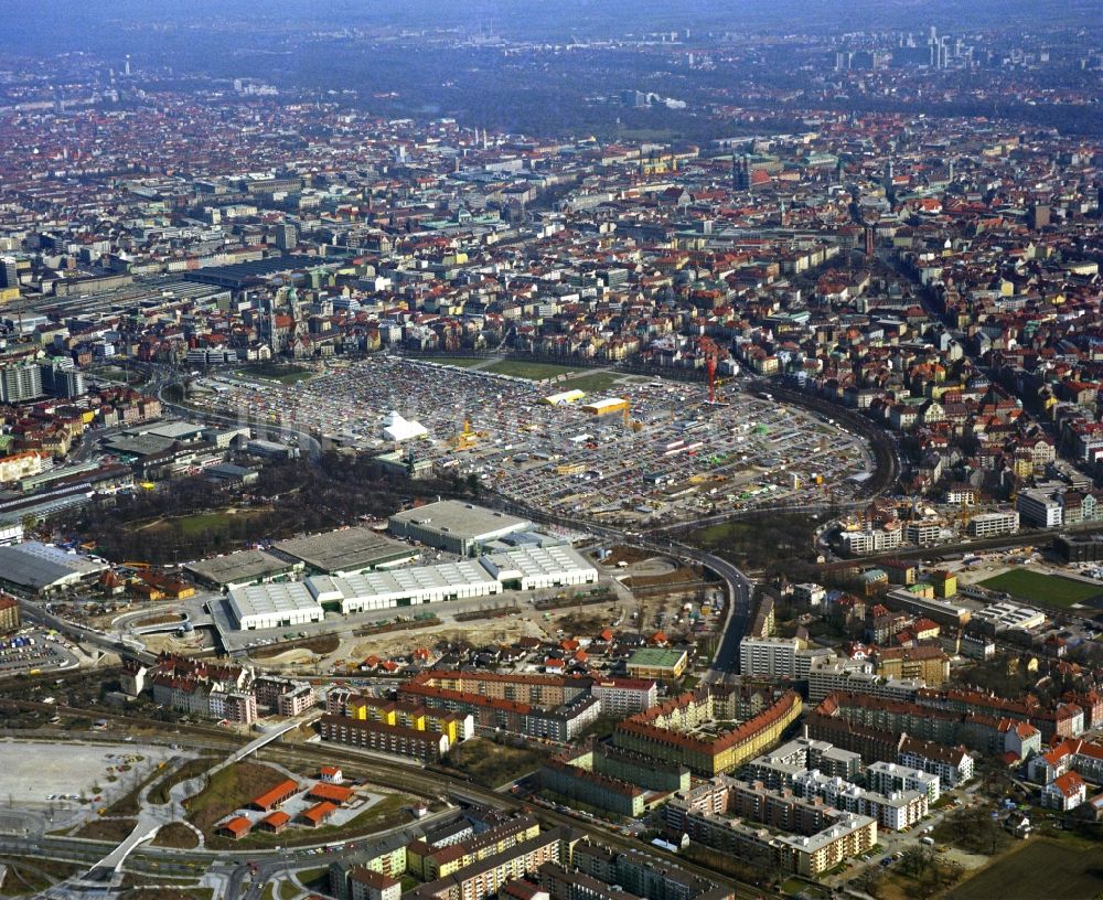 Luftaufnahme München - Platz- Ensemble der Theresienwiese in München im Bundesland Bayern, Deutschland