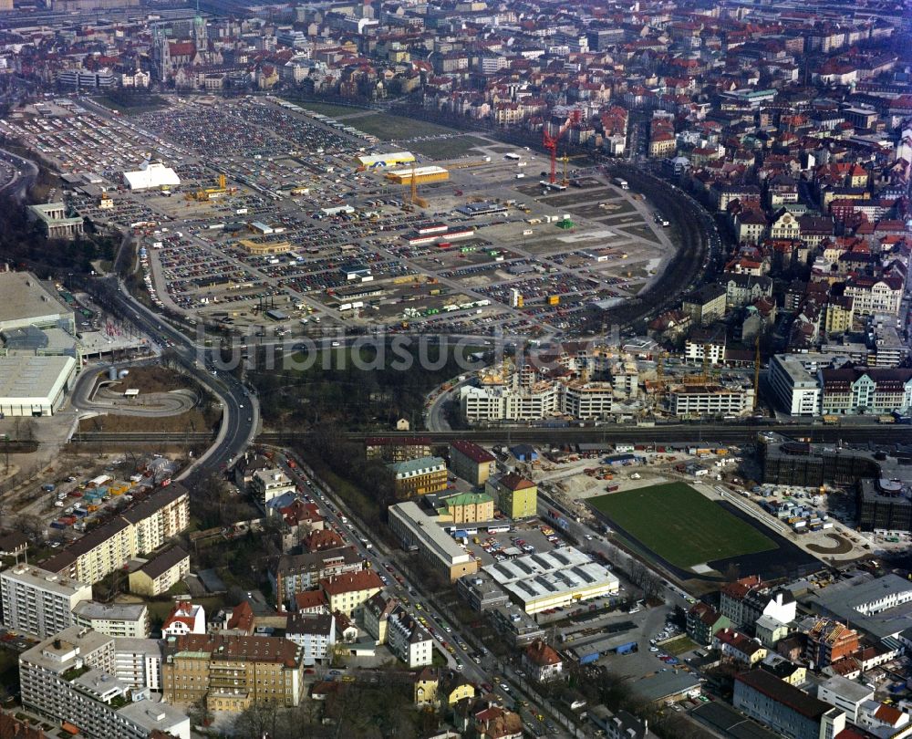 München von oben - Platz- Ensemble der Theresienwiese in München im Bundesland Bayern, Deutschland