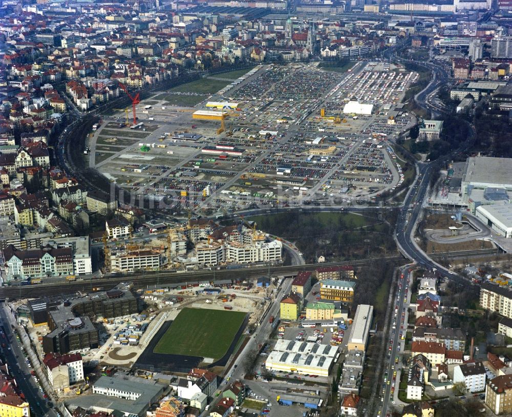 München aus der Vogelperspektive: Platz- Ensemble der Theresienwiese in München im Bundesland Bayern, Deutschland