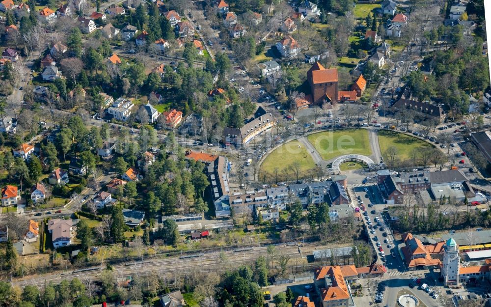 Berlin aus der Vogelperspektive: Platz- Ensemble am Zeltinger Platz im Ortsteil Frohnau in Berlin, Deutschland