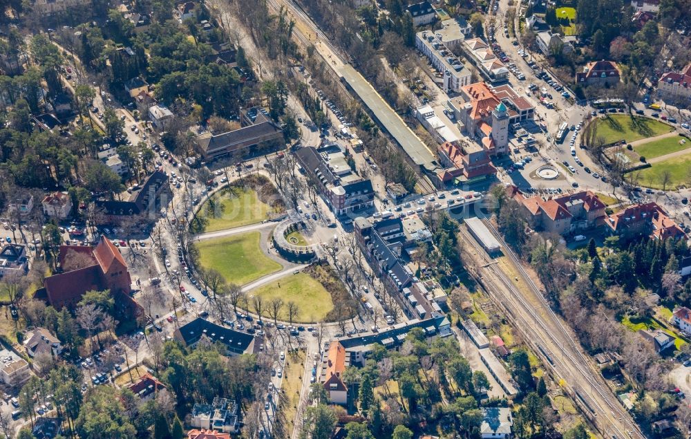 Berlin von oben - Platz- Ensemble am Zeltinger Platz im Ortsteil Frohnau in Berlin, Deutschland