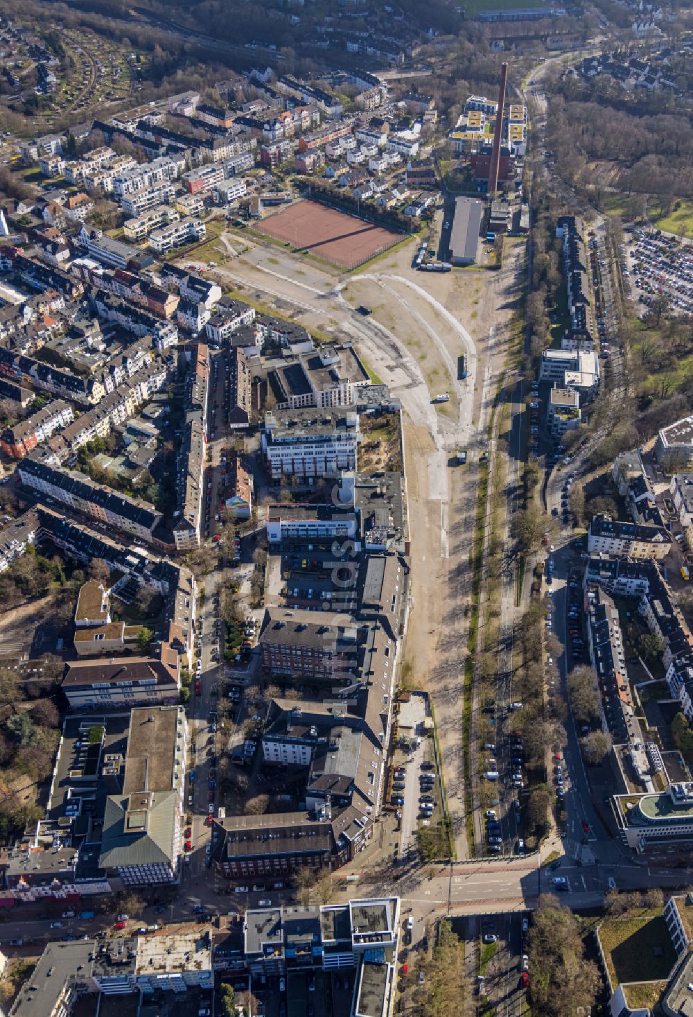 Essen aus der Vogelperspektive: Platz- Ensemble zwischen Girardetstraße und Wittekindstraße in Essen im Bundesland Nordrhein-Westfalen, Deutschland