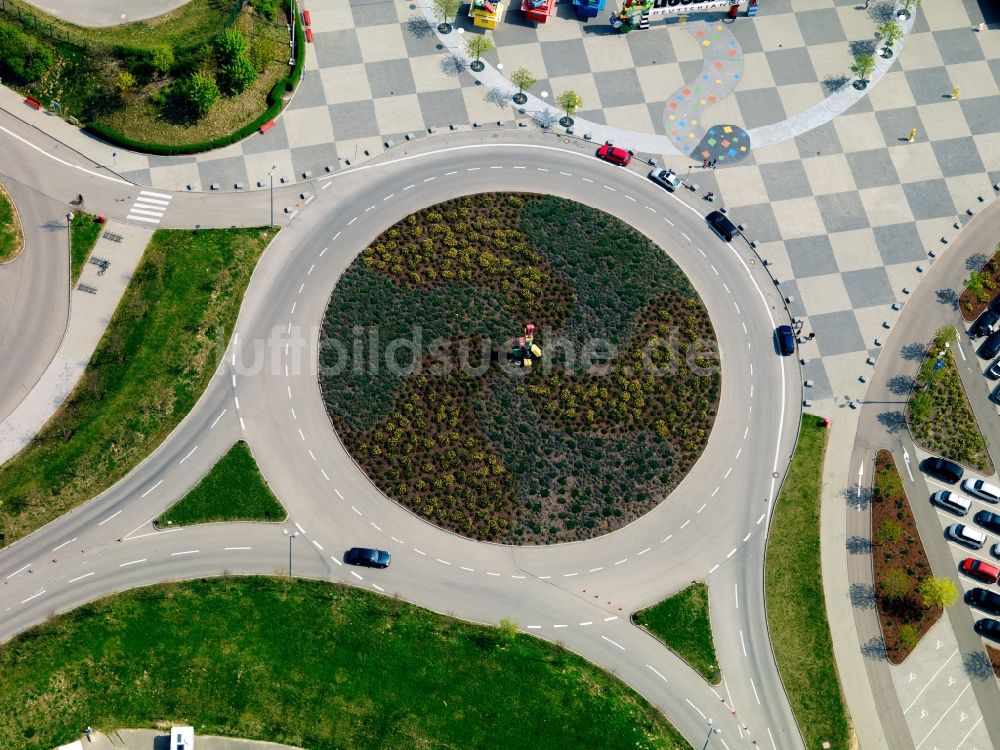 Günzburg von oben - Platz vor dem Freizeitpark Legoland Deutschland in Günzburg im Bundesland Bayern