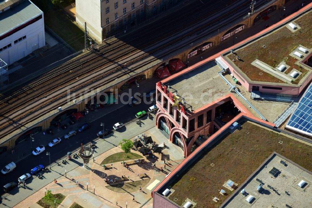 Luftaufnahme Berlin Mitte - Platz vor dem Hintereingang des Einkaufszentrum ALEXA im Stadtbezirk Mitte in Berlin