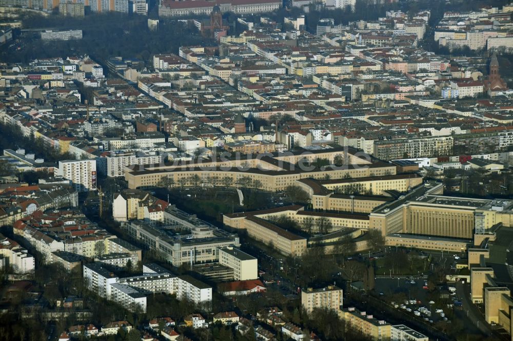 Luftbild Berlin - Platz der Luftbrücke am Clumbiadamm - Tempelhofer Damm im Innenstadt- Zentrum in Berlin