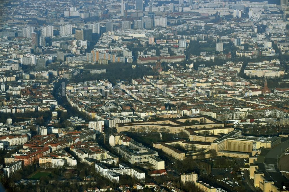 Luftaufnahme Berlin - Platz der Luftbrücke am Clumbiadamm - Tempelhofer Damm im Innenstadt- Zentrum in Berlin