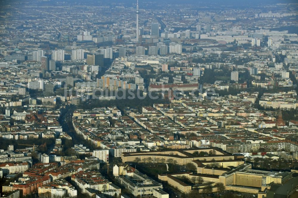 Berlin von oben - Platz der Luftbrücke am Clumbiadamm - Tempelhofer Damm im Innenstadt- Zentrum in Berlin