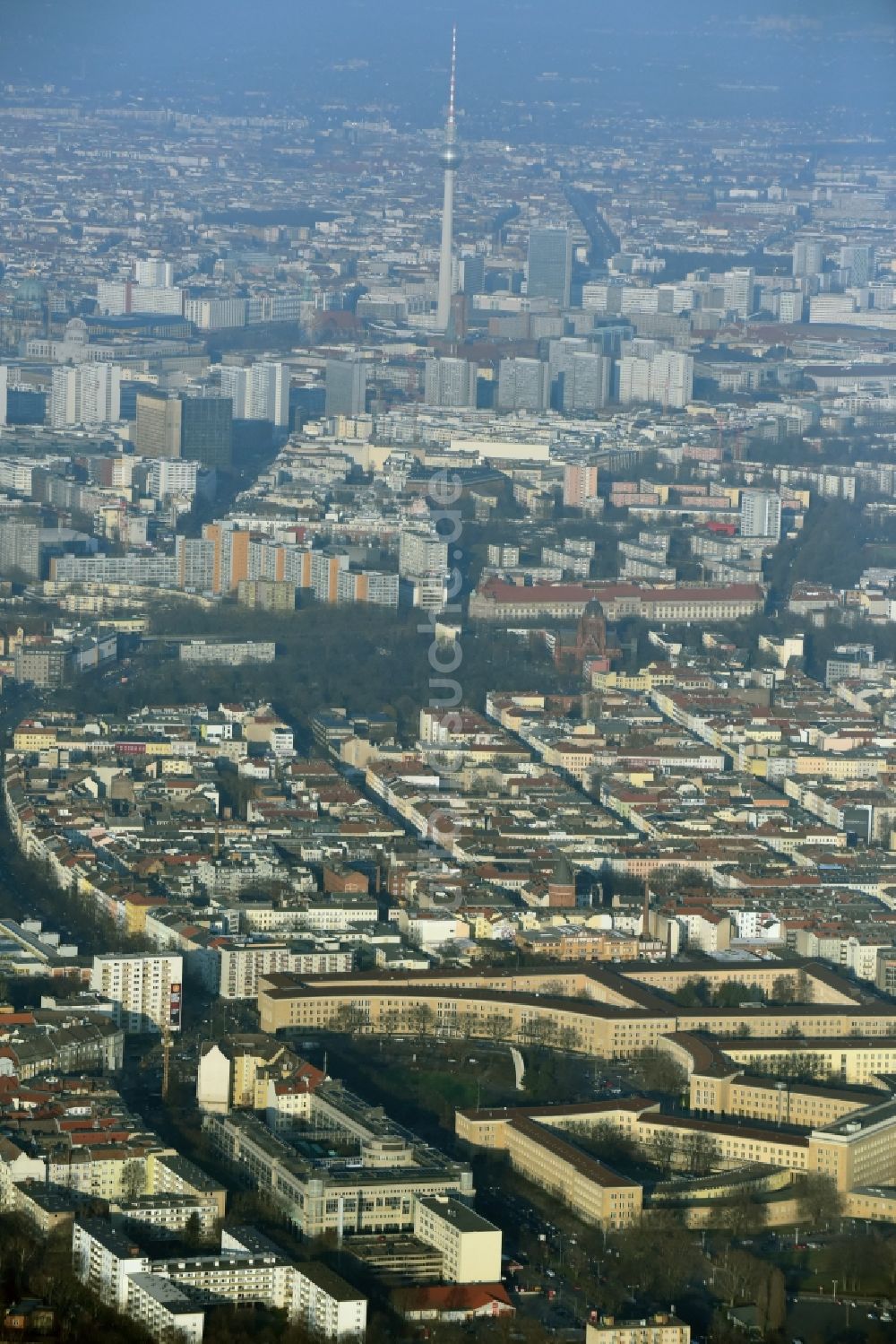 Berlin aus der Vogelperspektive: Platz der Luftbrücke am Clumbiadamm - Tempelhofer Damm im Innenstadt- Zentrum in Berlin