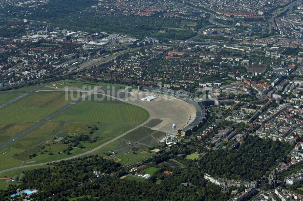 Luftaufnahme Berlin - Platz der Luftbrücke am Columbiadamm am ehemaligen Flughafen Tempelhof im Innenstadt- Zentrum in Berlin