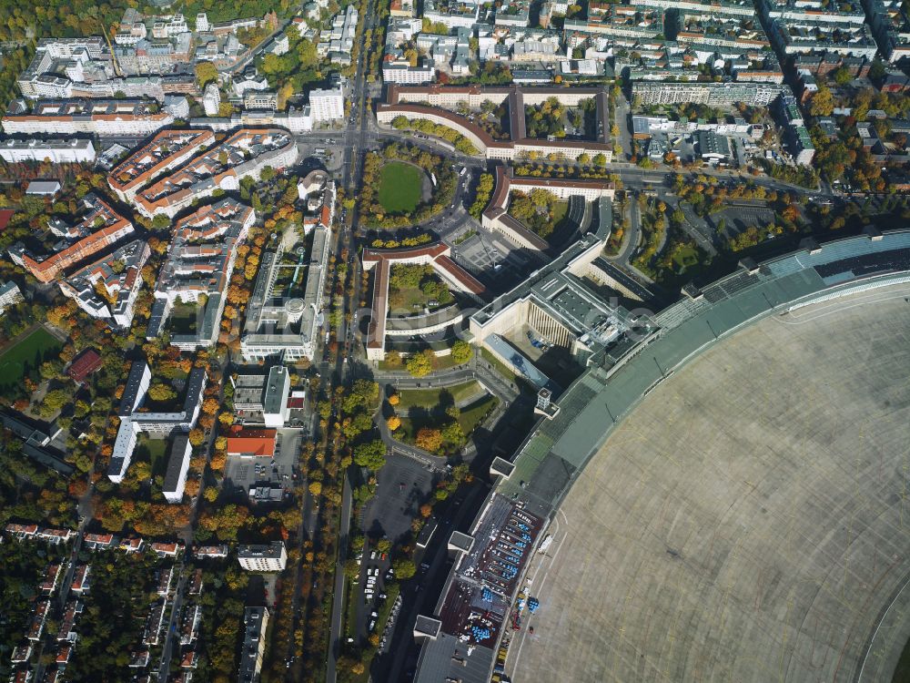 Luftaufnahme Berlin - Platz der Luftbrücke am Columbiadamm am ehemaligen Flughafen Tempelhof im Innenstadt- Zentrum in Berlin