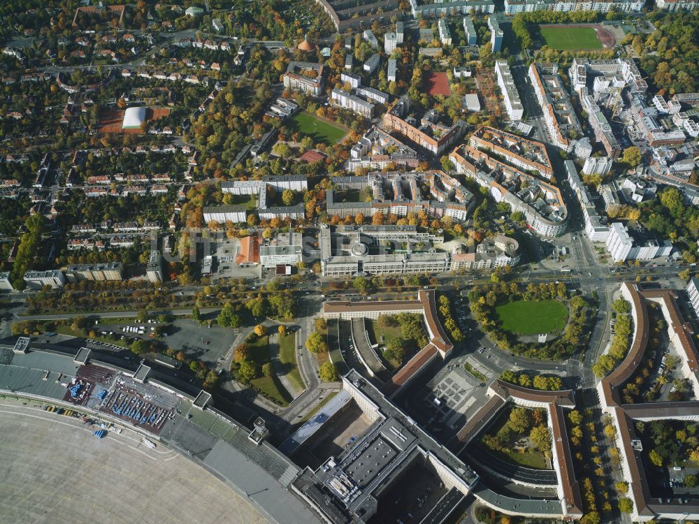 Berlin von oben - Platz der Luftbrücke am Columbiadamm am ehemaligen Flughafen Tempelhof im Innenstadt- Zentrum in Berlin