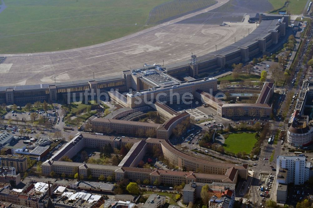 Berlin aus der Vogelperspektive: Platz der Luftbrücke am Columbiadamm am ehemaligen Flughafen Tempelhof im Innenstadt- Zentrum in Berlin