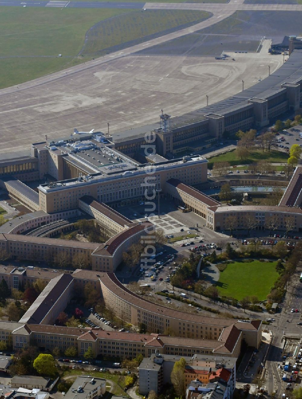 Luftbild Berlin - Platz der Luftbrücke am Columbiadamm am ehemaligen Flughafen Tempelhof im Innenstadt- Zentrum in Berlin