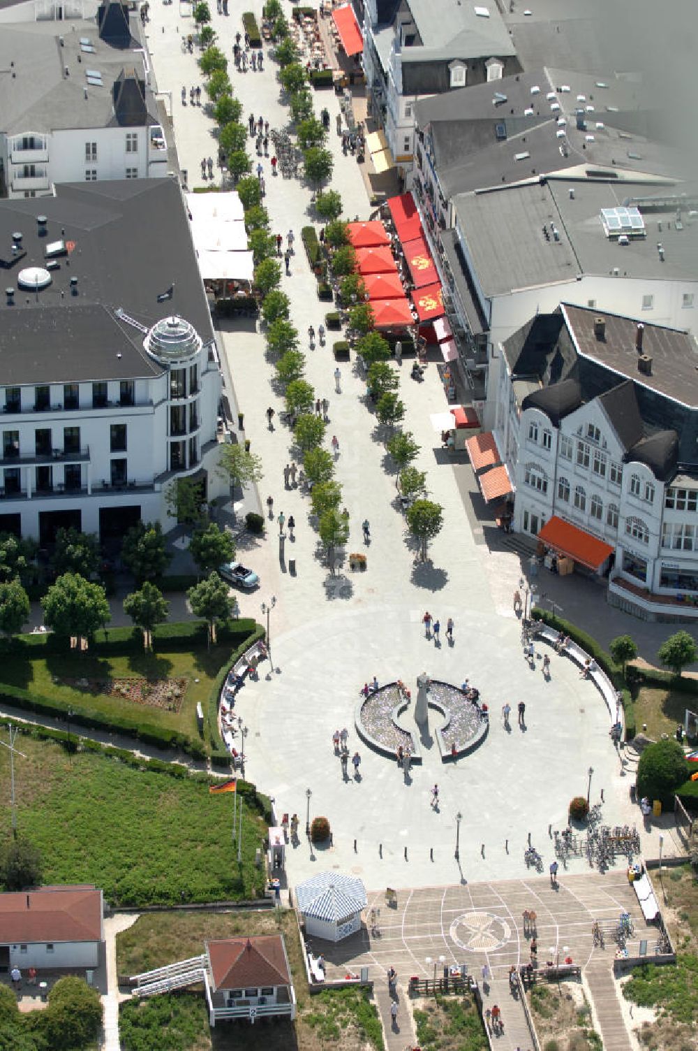 Luftaufnahme Binz - Platz / place vor / ahead der Seebrücke / pier in Binz