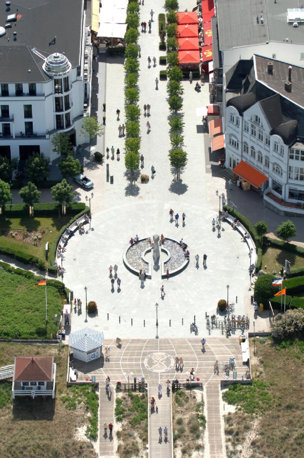 Binz von oben - Platz / place vor / ahead der Seebrücke / pier in Binz