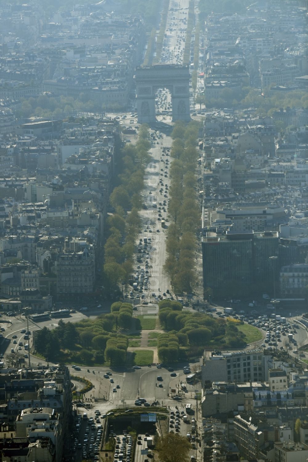 Paris aus der Vogelperspektive: Platz Place de la Porte Maillot und im Hintergrund der Triumphbogen Arc de Triomphe in Paris in Ile-de-France, Frankreich