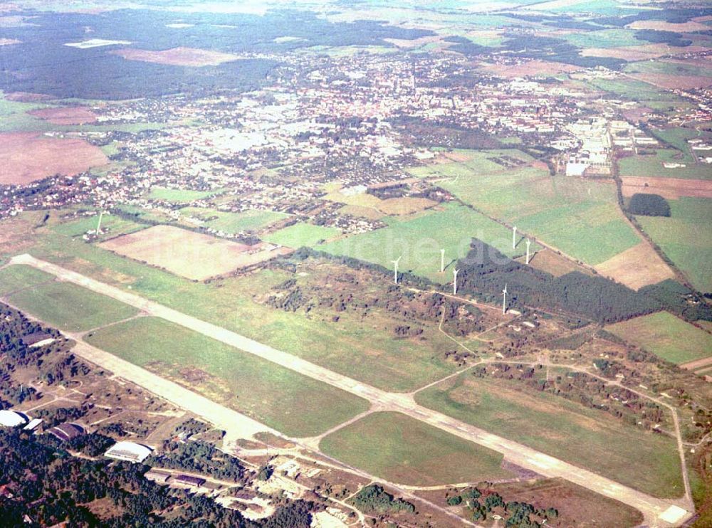 Luftaufnahme Finsterwalde - 11.10.2002 Platzanlage des ehemaligen russischen Kampfflieger - Horstes in Finsterwalde in Sachsen