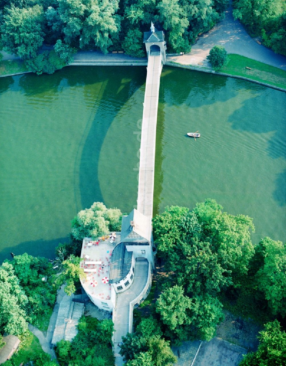 Luftbild Berlin Treptow - Plänterwald am Ufer der Spree mit der Brücke zur Insel der Jugend in Berlin Treptow