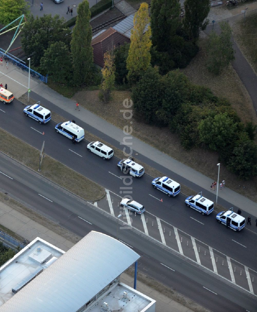 Luftaufnahme Cottbus - Polizeiautos und Einsatzwagen vor der Messe am Stadtring in Cottbus im Bundesland Brandenburg