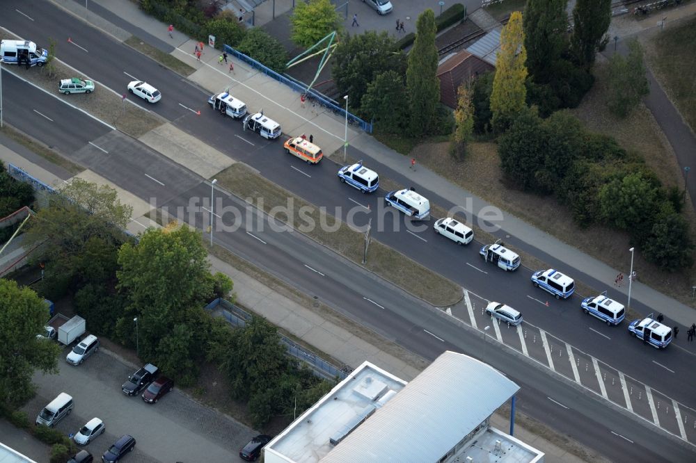 Cottbus von oben - Polizeiautos und Einsatzwagen vor der Messe am Stadtring in Cottbus im Bundesland Brandenburg