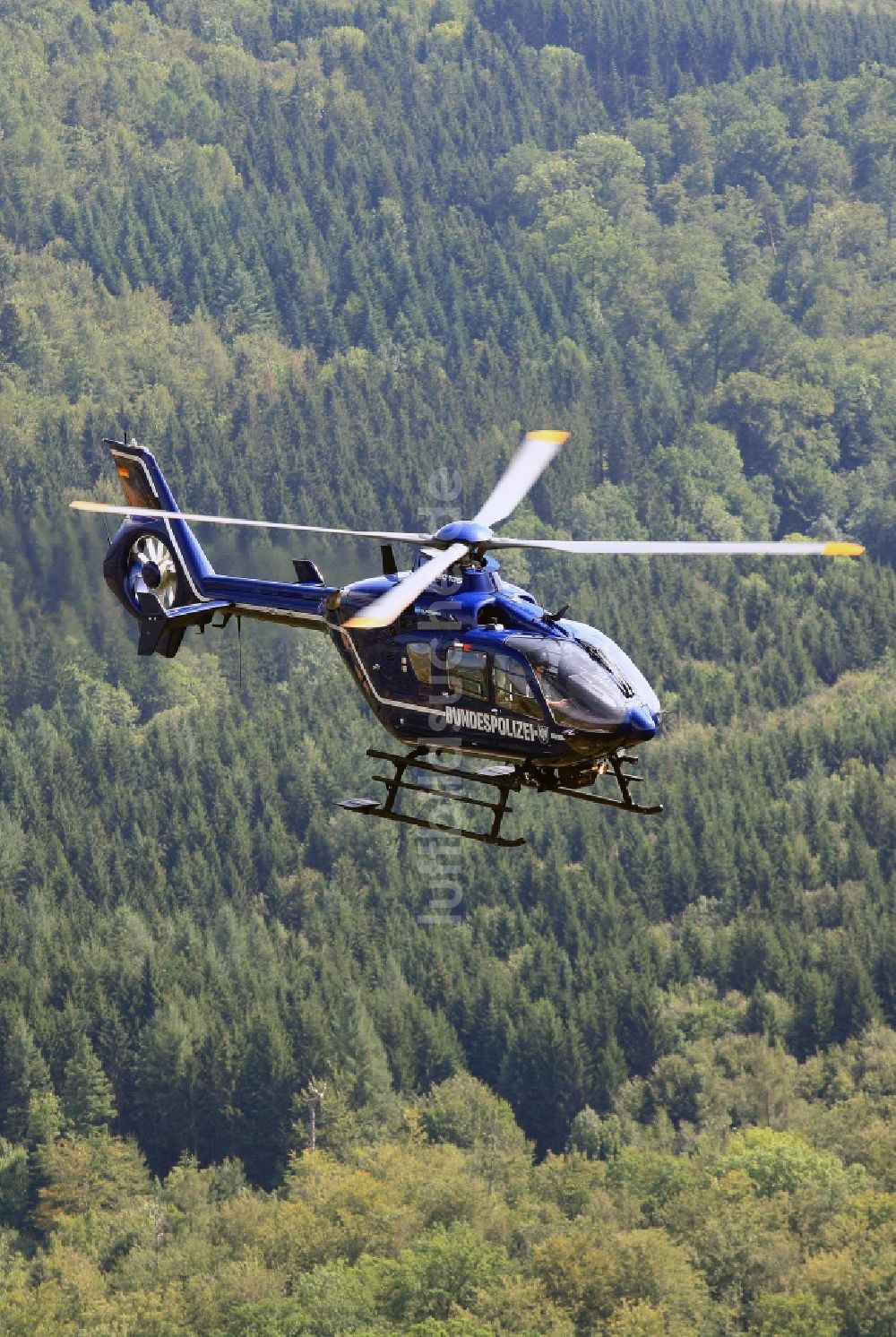 Luftaufnahme Rheinfelden (Baden) - Polizeihubschrauber Helikopter - Hubschrauber EC 135 der Bundespolizei D-HVBD im Fluge über dem Luftraum in Rheinfelden (Baden) im Bundesland Baden-Württemberg