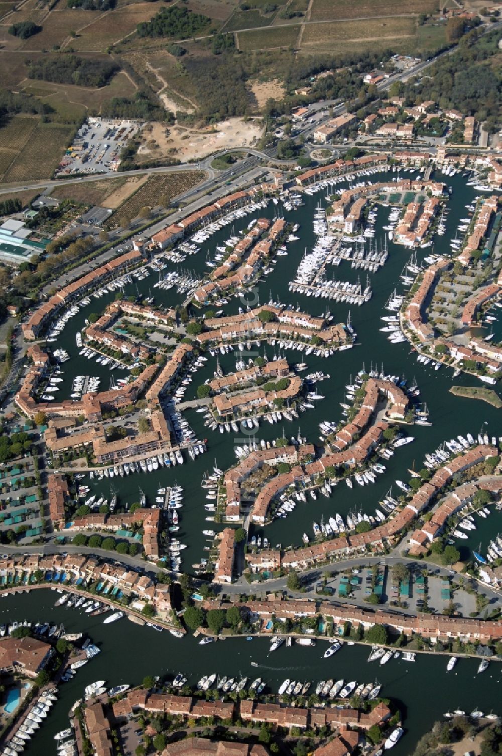 Grimaud aus der Vogelperspektive: Port Grimaud - Marina - Hafenbereich am Ufer des Golfe de Saint-Tropez in Grimaud in Provence-Alpes-Cote d'Azur, Frankreich