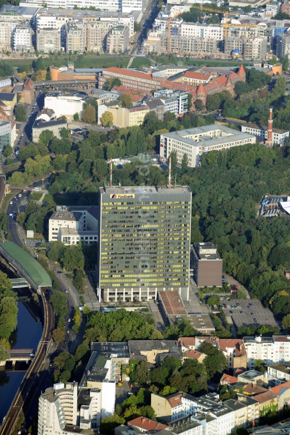 Luftaufnahme Berlin OT Kreuzberg - Postbank-Hochhaus im Ortsteil Kreuzberg in Berlin