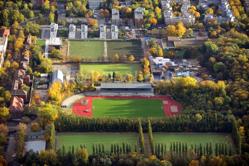 Berlin von oben - Poststadion mit anliegenden Nebenplätzen und Wohngebieten im Ortsteil Moabit in Berlin - Mitte