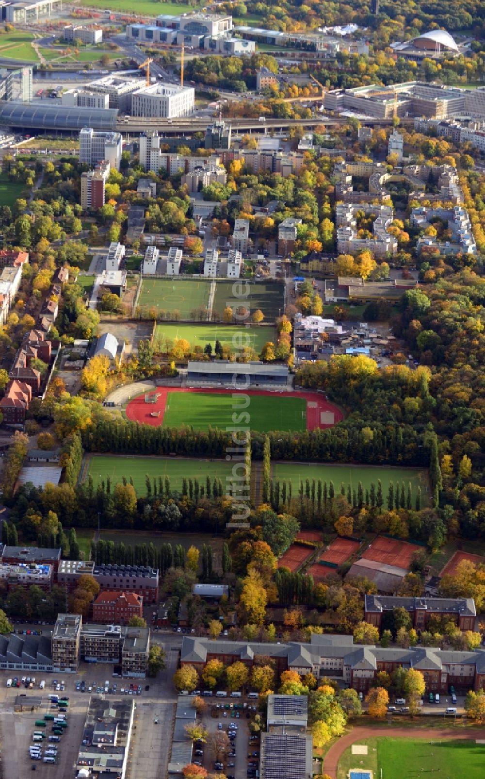 Berlin aus der Vogelperspektive: Poststadion mit anliegenden Nebenplätzen und Wohngebieten im Ortsteil Moabit in Berlin - Mitte