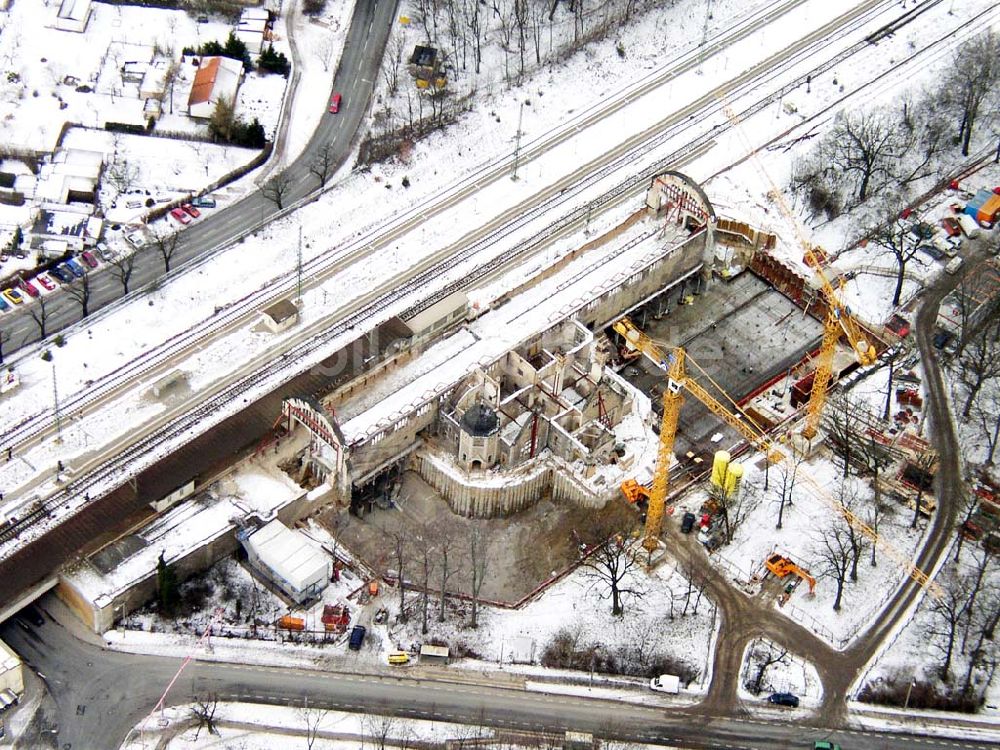 Luftbild Potsdam/Brandenburg - Potsdam / Brandenburg Rekonstruktion des Kaiser-Bahnhofs in der Nähe vom neuen Pallee (Institut für Lehrerbildung) in Potsdam Firmen: 1) HochTief Construction AG <www