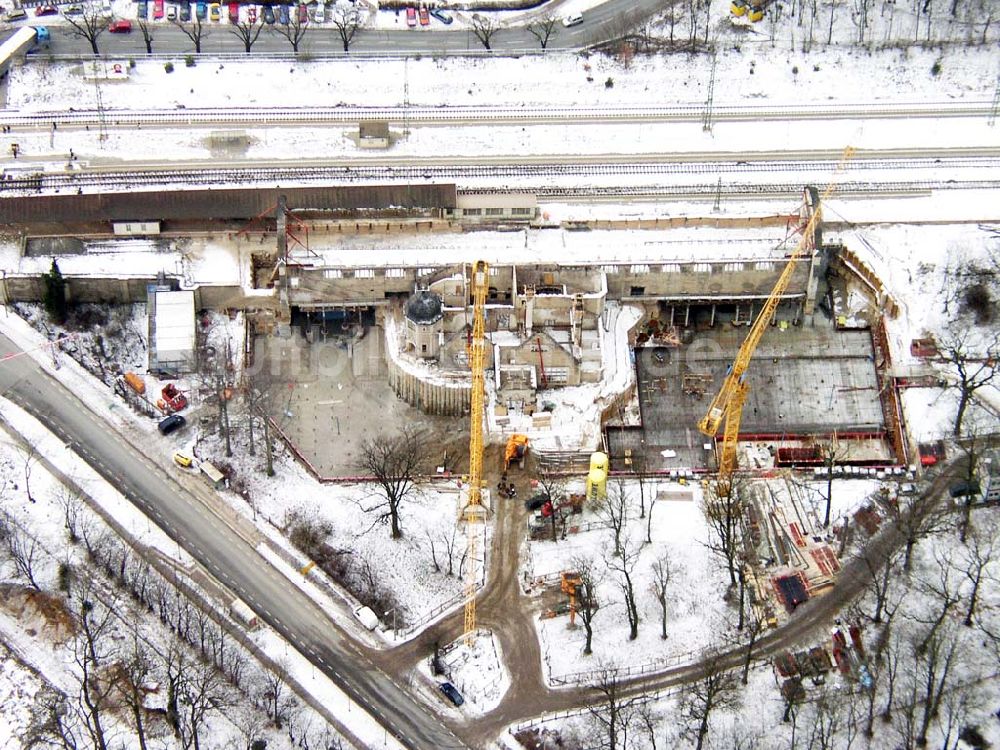 Potsdam/Brandenburg von oben - Potsdam / Brandenburg Rekonstruktion des Kaiser-Bahnhofs in der Nähe vom neuen Pallee (Institut für Lehrerbildung) in Potsdam Firmen: 1) HochTief Construction AG <www