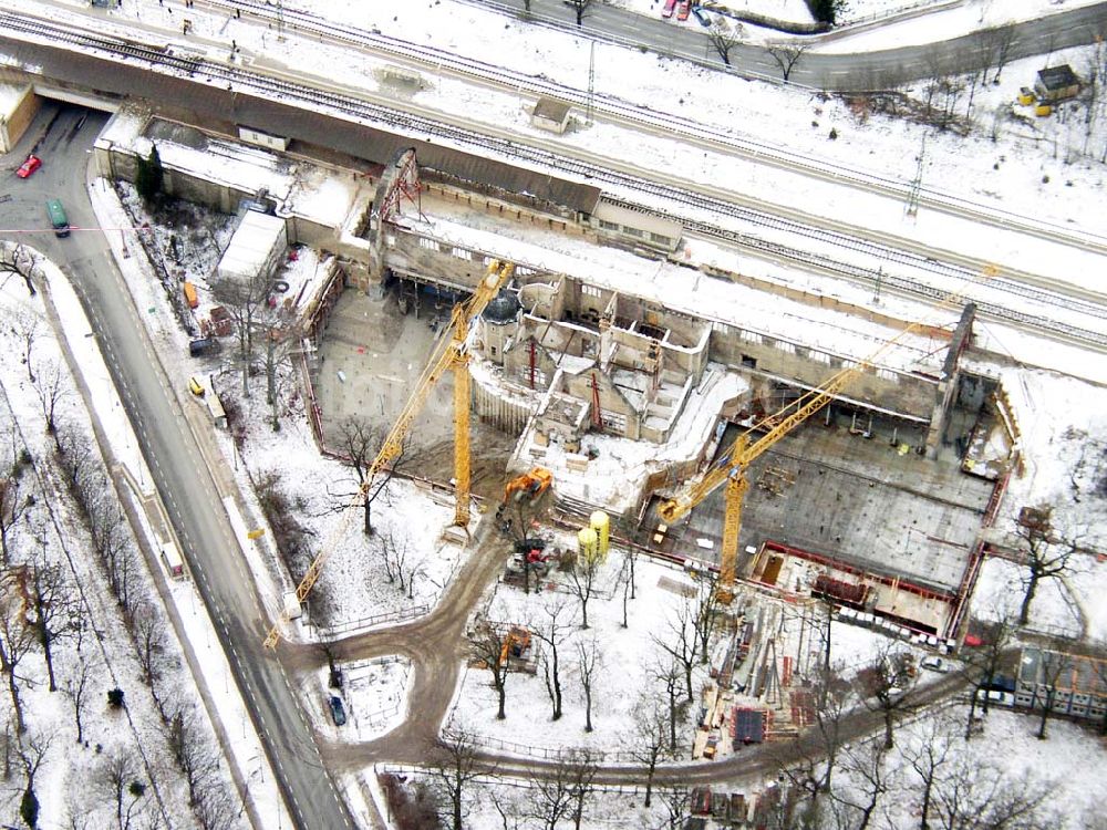 Potsdam/Brandenburg aus der Vogelperspektive: Potsdam / Brandenburg Rekonstruktion des Kaiser-Bahnhofs in der Nähe vom neuen Pallee (Institut für Lehrerbildung) in Potsdam Firmen: 1) HochTief Construction AG <www