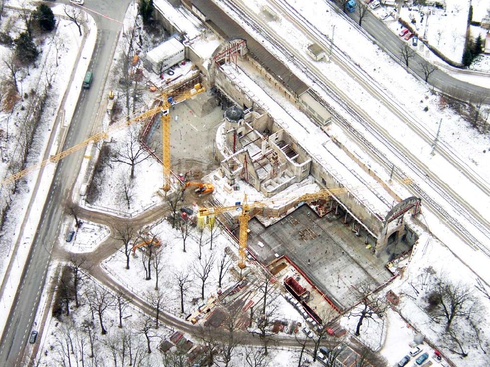 Luftbild Potsdam/Brandenburg - Potsdam / Brandenburg Rekonstruktion des Kaiser-Bahnhofs in der Nähe vom neuen Pallee (Institut für Lehrerbildung) in Potsdam Firmen: 1) HochTief Construction AG <www