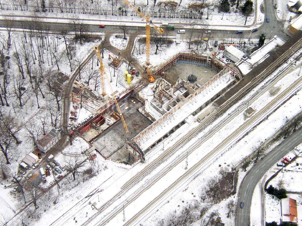 Potsdam/Brandenburg aus der Vogelperspektive: Potsdam / Brandenburg Rekonstruktion des Kaiser-Bahnhofs in der Nähe vom neuen Pallee (Institut für Lehrerbildung) in Potsdam Firmen: 1) HochTief Construction AG <www