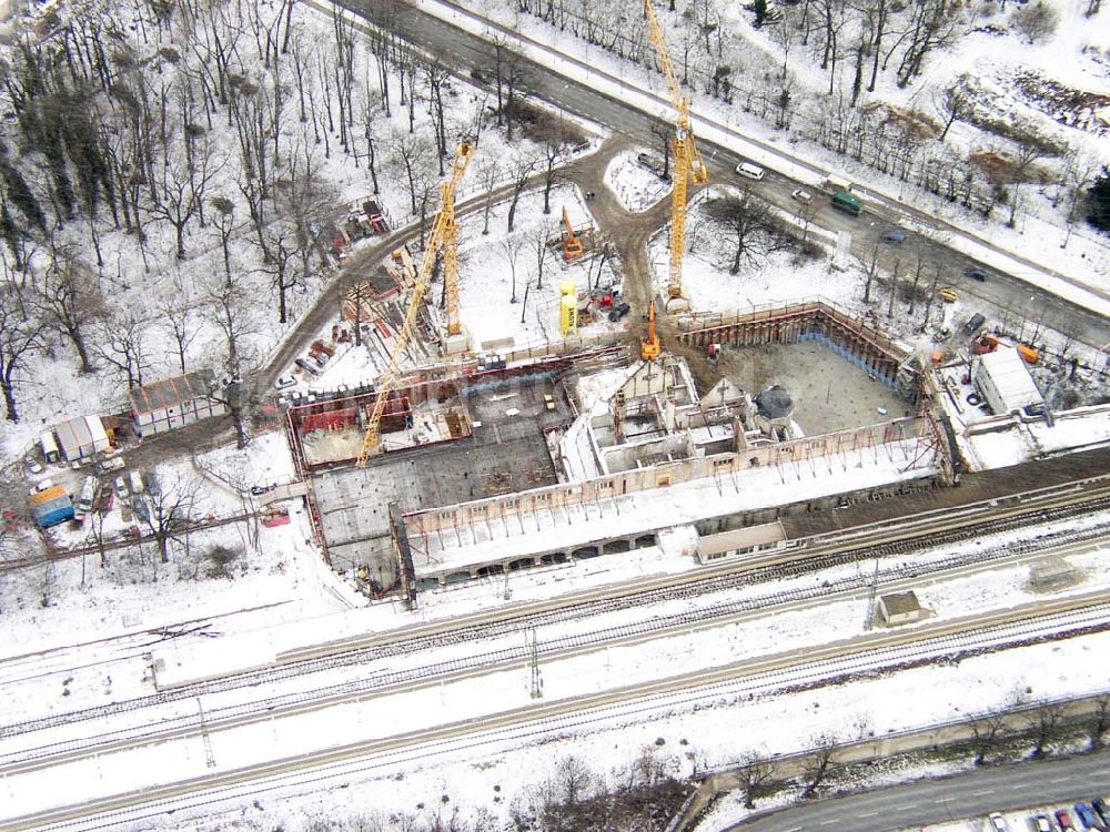 Luftbild Potsdam/Brandenburg - Potsdam / Brandenburg Rekonstruktion des Kaiser-Bahnhofs in der Nähe vom neuen Pallee (Institut für Lehrerbildung) in Potsdam Firmen: 1) HochTief Construction AG <www