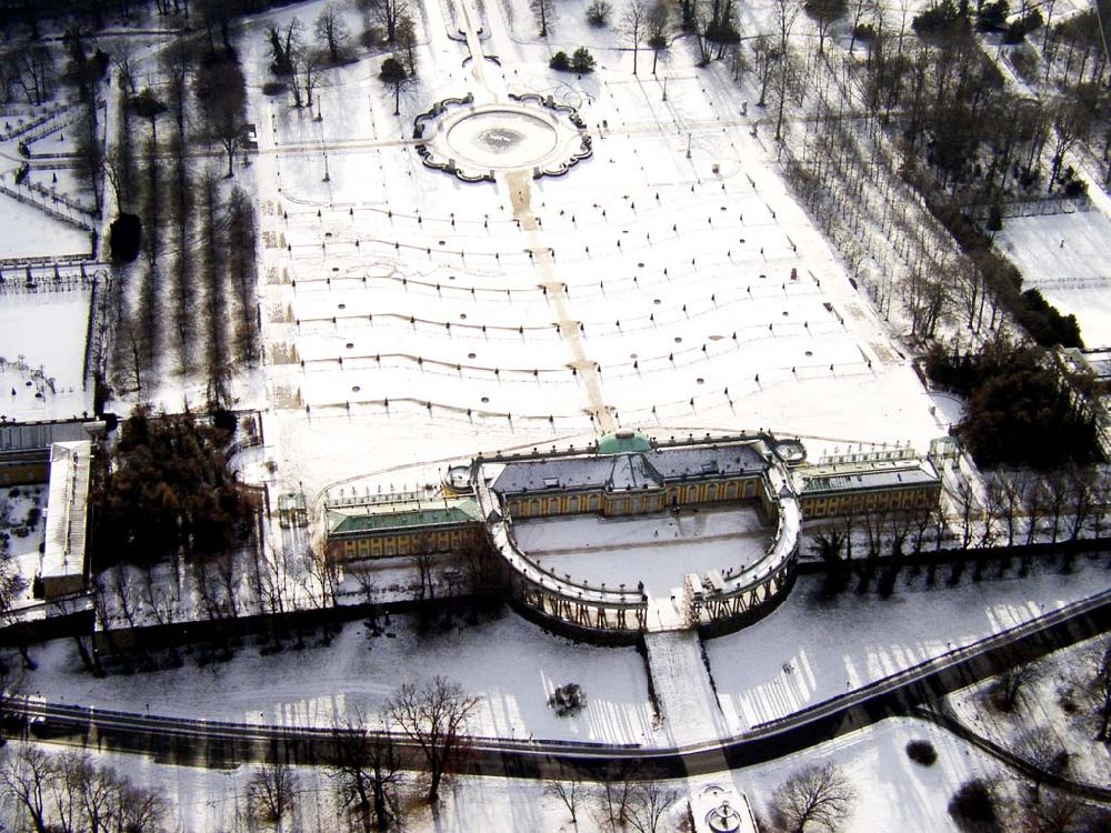 Potsdam/Brandenburg aus der Vogelperspektive: 22.01.2004 Potsdam/Brandenburg Winterlandschaft am Schloß Sanssouci